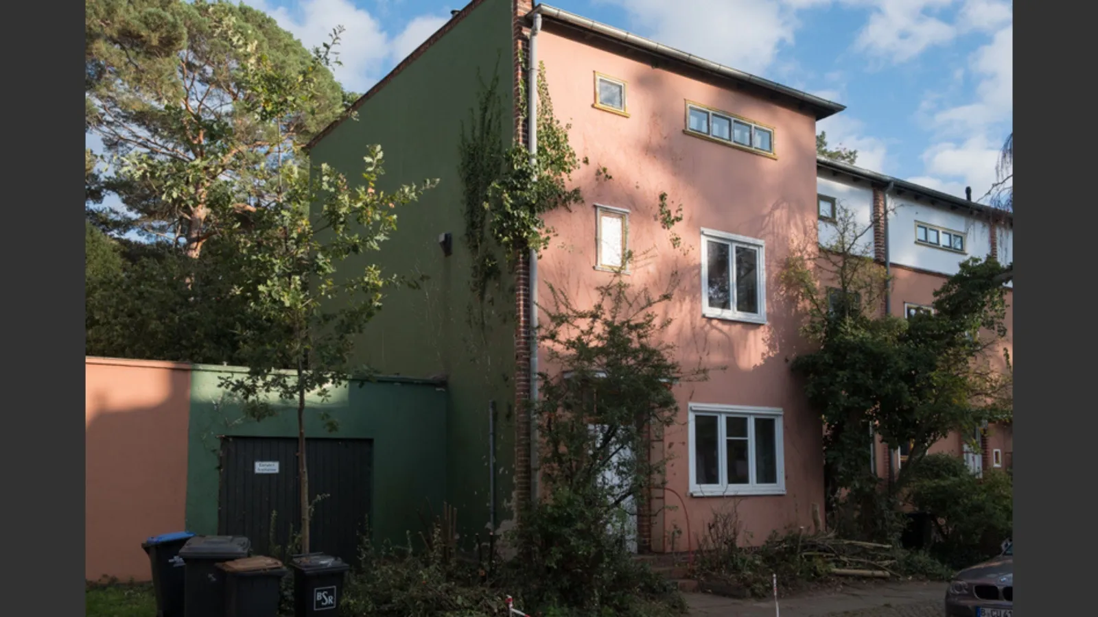 Blick auf die Nord- und Westfassade des Reihenendhauses