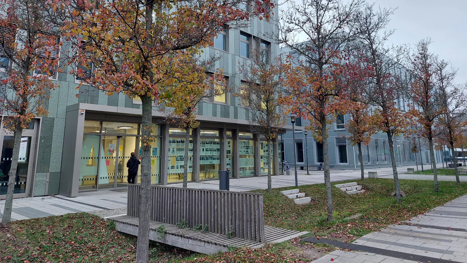 Haus A und Haus D auf dem herbstlichen Campus