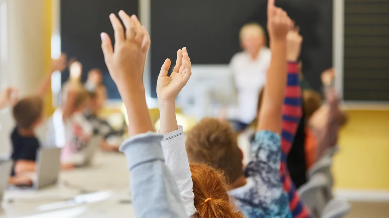 Sich meldende Schlerinnen und Schler in einer Grundschule