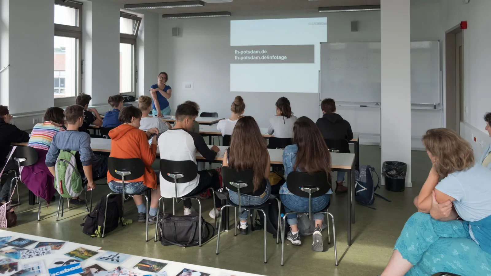 Eine Schlergruppe ist zu Besuch an der FH Potsdam und schauen sich ber einen Beamer eine Pr?sentation zur Einfhrung in das Projekt "denkmal aktiv" an.