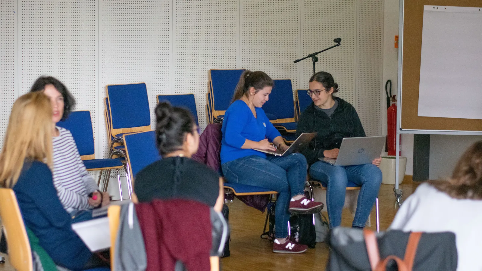 Teilnehmende der Summer School diskutieren im Seminarraum.