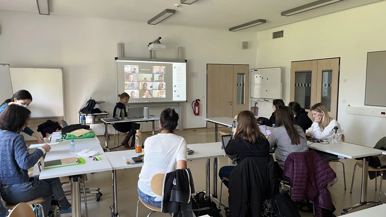 Lehrende und Teilnehmende der Summer School diskutieren im Seminarraum.