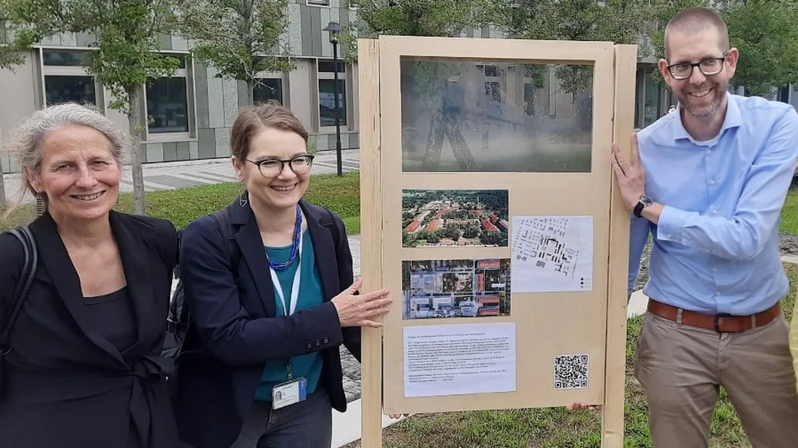 Prof. Dr. Eva Schmitt-Rodermund, Prof. Dr. Ulrike Wuttke und Prof. Dr. Rainer Schtzeichel mit dem Prototyp des Bornstedter Zeitfensters auf dem FHP-Campus / Der Prototyp besteht aus einem Holzgetstell mit Campus-Bildern und Textpassagen