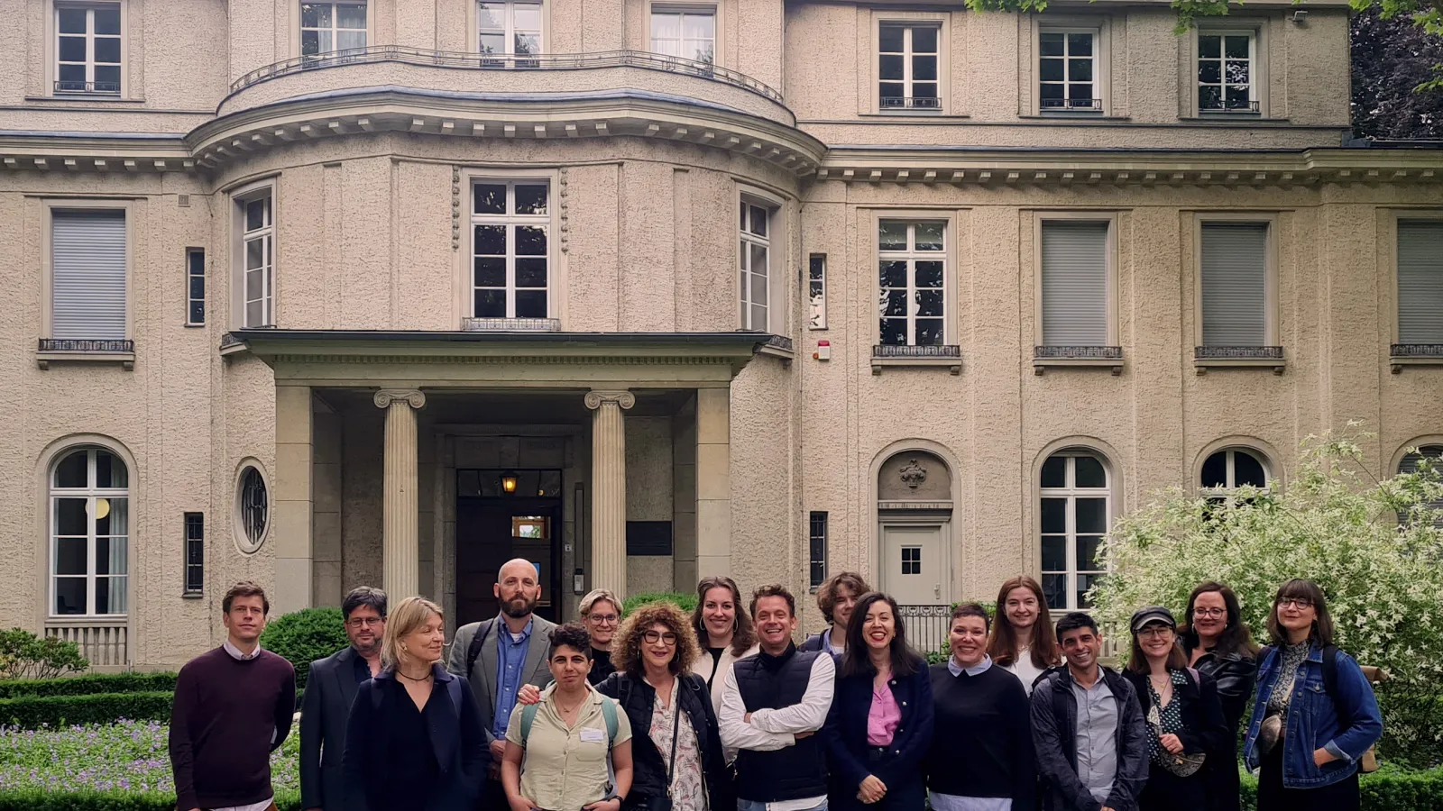 Gruppenfoto von Teilnehmenden des 16. Young Scientist Meeting vor der Gedenk- und Bildungsst?tte Haus der Wannseekonferenz am 19. Juni 2024