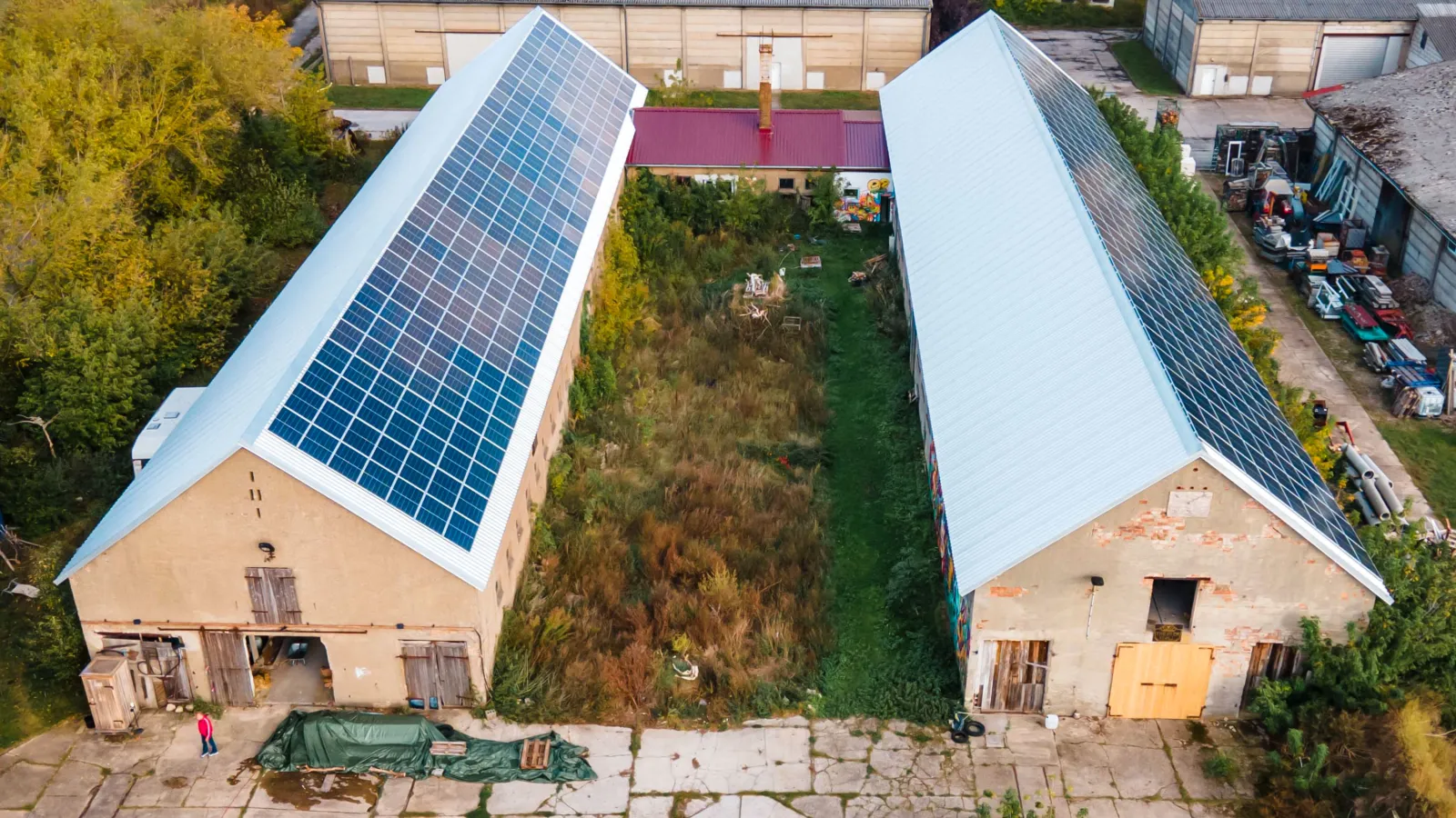 Foto des Kuhstallgel?ndes von oben, D?cher mit Solarzellen