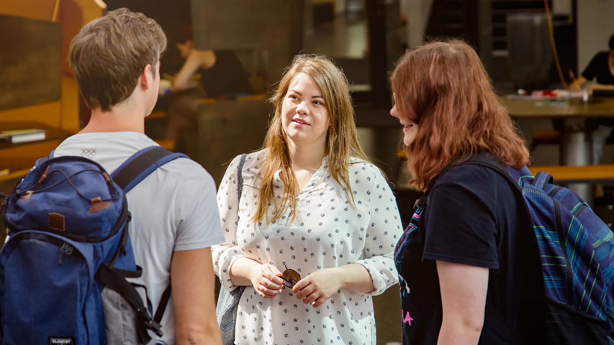 Studierende im Foyer des Hauptgeb?udes