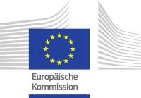 Zentral ist die EU Flagge zu sehen. Unter der Flagge steht in schwarzer Schrift Europ?ische Kommission. Im Hintergrund sind aneinandergereihte schwarze Linien zu sehen die mittig nach oben zeigen.