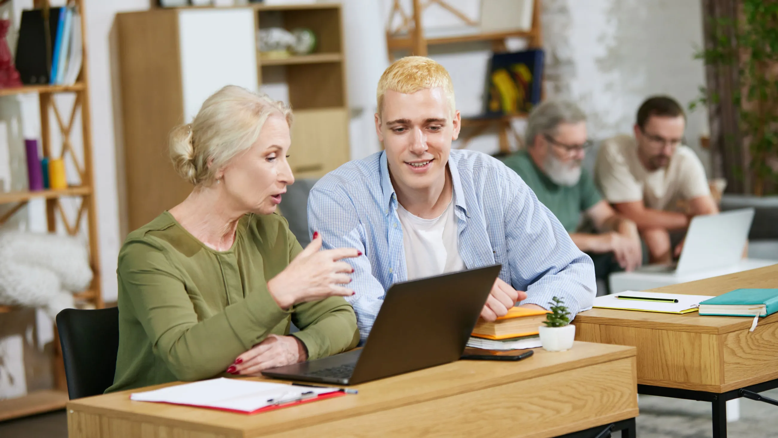 Frau und Mann arbeiten gemeinsam an Laptop