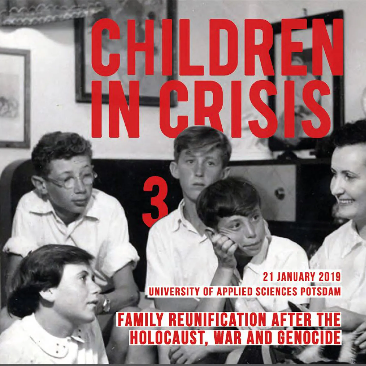 Schwarz-Wei?-Bild von mehreren Kindern, die zusammensitzen. Darauf in rot die Schrift "Children in Crisis".