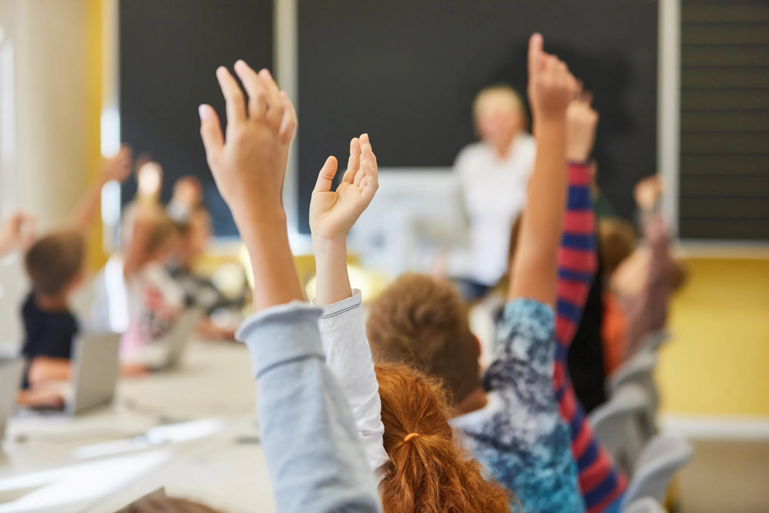 Sich meldende Schlerinnen und Schler in einer Grundschule