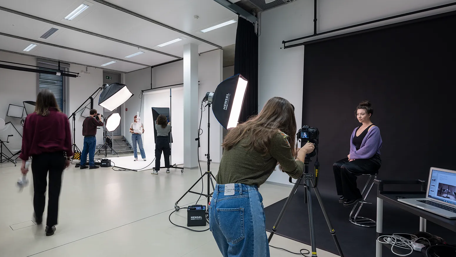 Einblick in die studentische Arbeit im Fotostudio