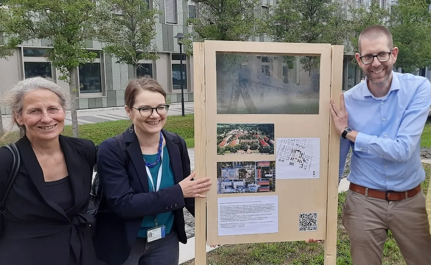 Prof. Dr. Eva Schmitt-Rodermund, Prof. Dr. Ulrike Wuttke und Prof. Dr. Rainer Schtzeichel mit dem Prototyp des Bornstedter Zeitfensters auf dem FHP-Campus / Der Prototyp besteht aus einem Holzgetstell mit Campus-Bildern und Textpassagen