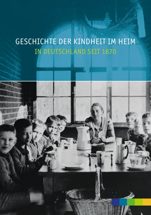 Titelbild der Ver?ffentlichung "Geschichte der Kindheit im Heim in Deutschland seit 1870" mit Schwarzwei?foto von Kindern mit Frau beim Essen an einem Tisch