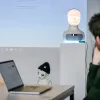 Roboter Furhat in Form eines menschlichen Gesichts steht auf einem Podest im Social Robotic Lab